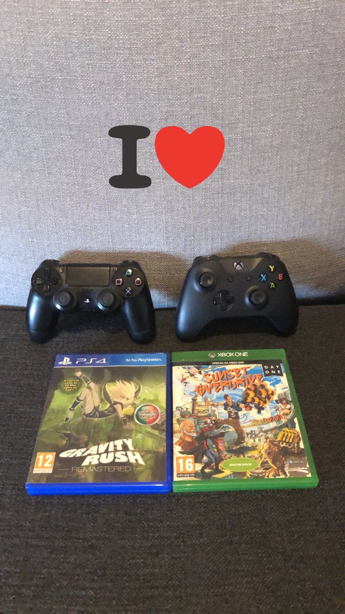 FABULAGEARS's tweet photo. People are always choosing... why not both? ❤️ #gamer #xbox #playstation #lovenotwar @xbox_pt @PlayStationPT https://t.co/K2ErCNdyiF