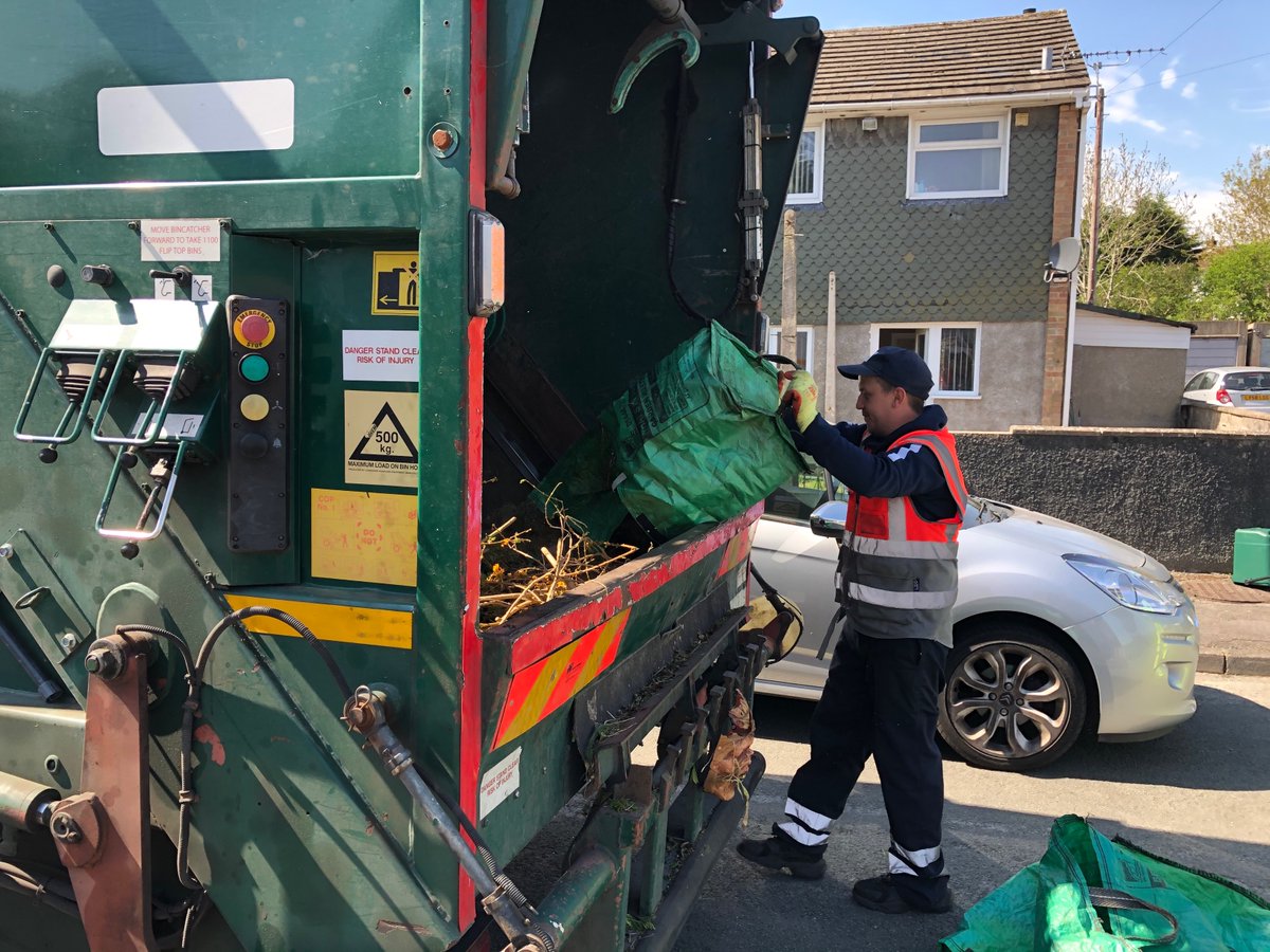 We're pleased to see so many of you taking to your gardens over the Bank Holiday as we #stayhomesavelives 🌲🌺 

We've got crews out catching up on garden waste collections across the Vale. If we missed you, please leave out for collection - we will be back!