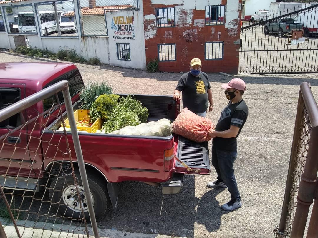 El Municipio Jáuregui activo en el despacho de insumos y gas para la preparación de ingestas en las escuelas, garantizando la alimentación de los escolares y población vulnerable @MPPEDUCACION. @psuvaristobulo <a href="/charlychaves/">Charly Rojas Chaves</a> @ZonaEducTachira <a href="/supervisionZET1/">SupervisionZET</a>