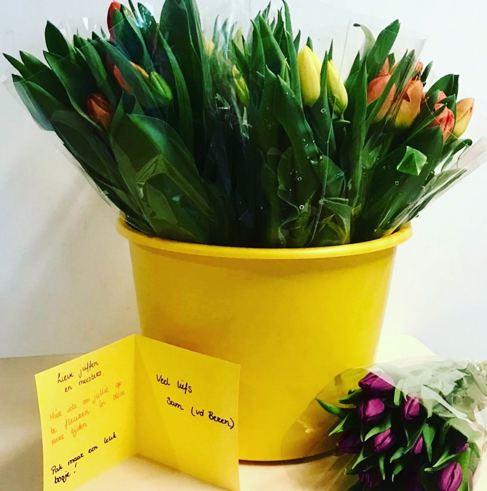 En dan worden we zomaar in het zonnetje gezet door een ouder ❤️ 💐 Dat is superlief! Dank je wel! #hartonderderiem #zeghetmetbloemen #lief #heellief #onderwijsopafstand #thuisleren #thuisonderwijs #onderwijs #basisschool #hoograven #utrecht