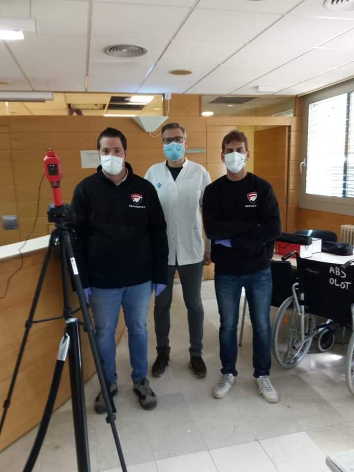 InfoGarrotxa's tweet photo. Avui les empreses garrotxinesFV SEGURETAT i ENERGY TOOLS han fet donació al responsable de l'ICS de la Garrotxa, de dues pistoles tèrmiques pel control de febre, destinada al control de les persones als centres d'atenció primària (CAP) de Besalú i Olot. Apostem per la tecnologia, https://t.co/pjMOPa4QWV