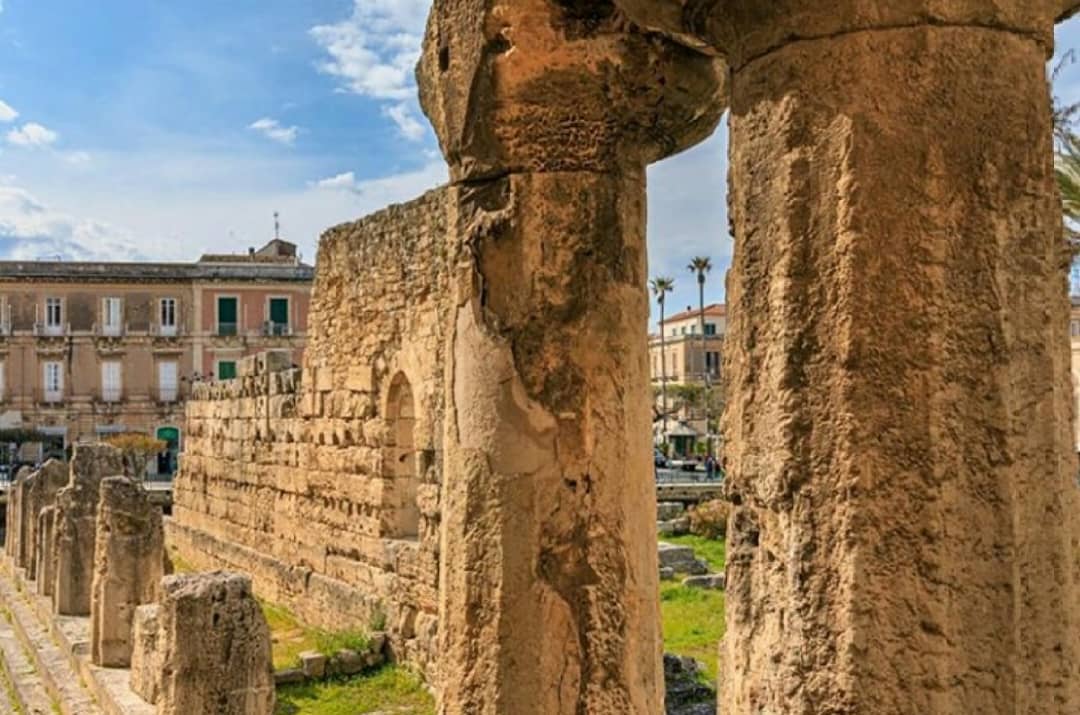 VisitSicilyOP's tweet photo. Il Tempio di Apollo, ad #Ortigia, è il tempio dorico più antico di Sicilia. Negli anni passo' da chiesa bizantina a  moschea araba, poi chiesa normanna ed infine venne inglobata in una cinquecentesca caserma spagnola.
Guardate il tempio com’è e com’era.
https://t.co/2bO5OW4vsZ https://t.co/qYBFfuihdD