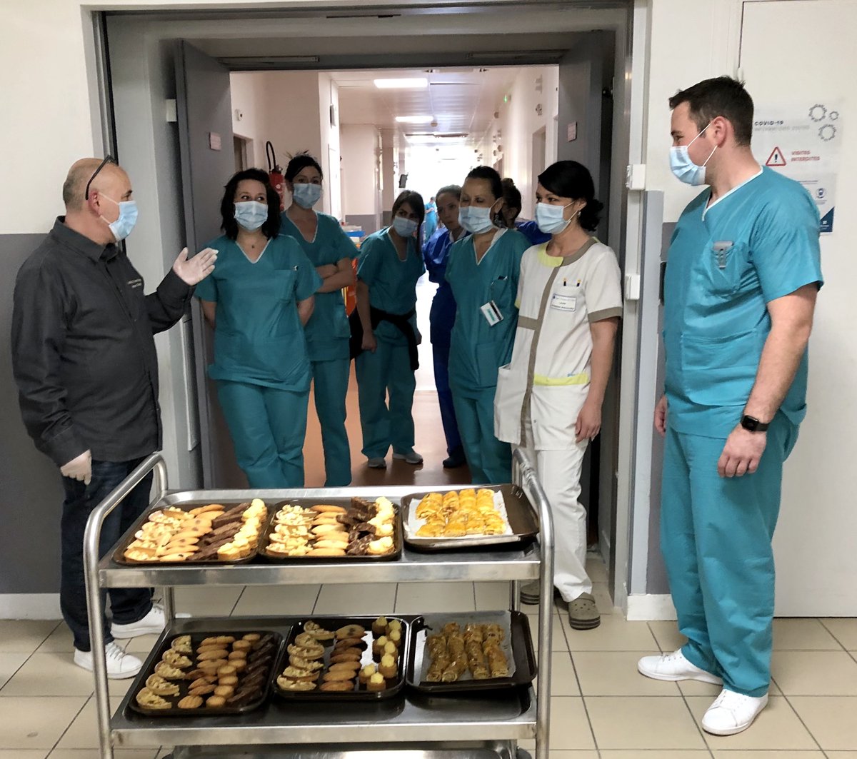 [Retour sur] Bernard Bach (chef cuisinier ⭐️⭐️) a offert une pause gourmande aux #soignants de la <a href="/CliniqueCedres/">Clinique des Cèdres</a> le Mardi 14 Avril dernier 🥧🥮🍫

ladepeche.fr/2020/04/15/ber…