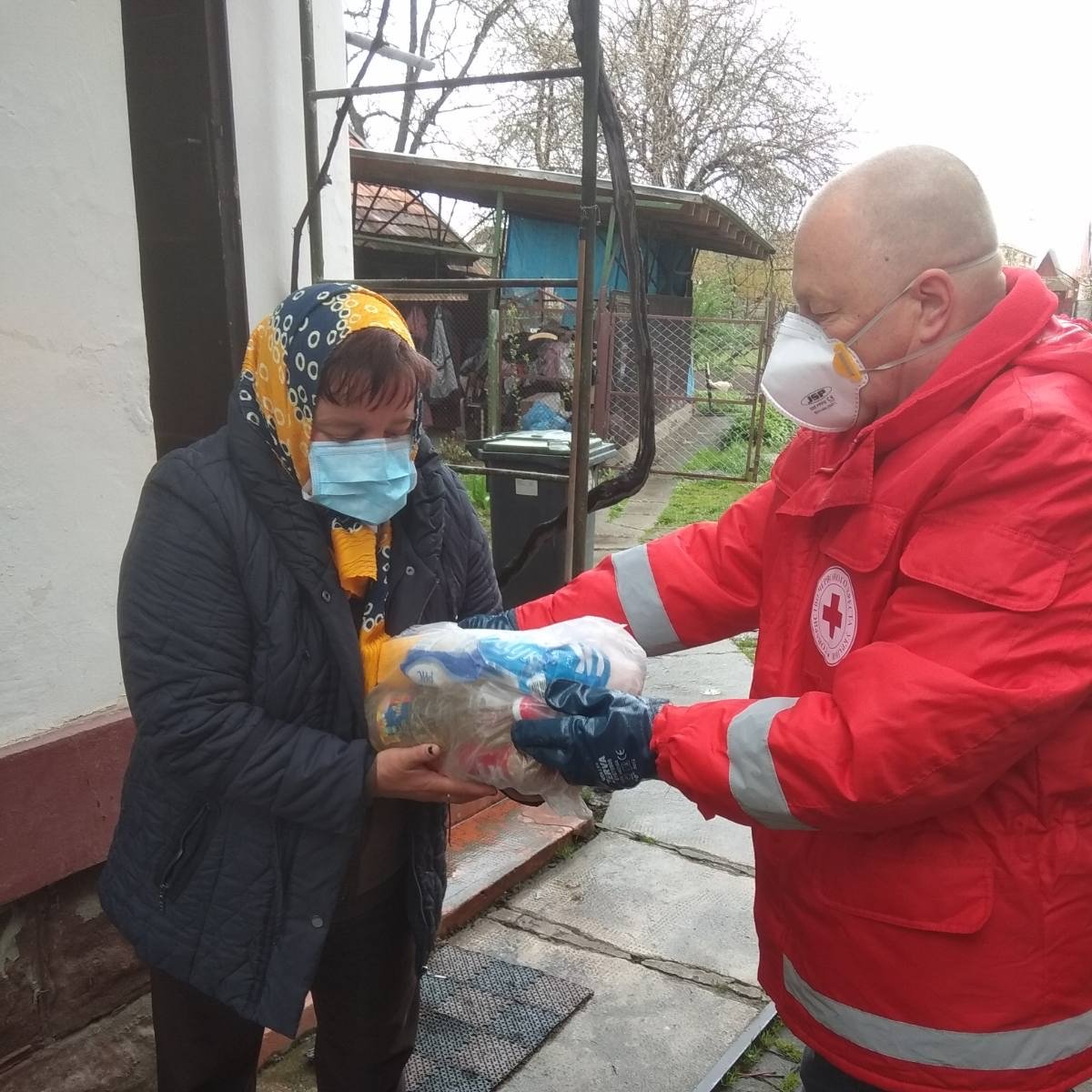 RedCrossUkraine's tweet photo. @RedCrossUkraine Zakarpatska regional branch volunteers delivering 958 food packages among retirees and people with disabilities.
#COVID19 #coronavirus #Ukraine #StayHome #ThanksVolunteers #TimeOfKindness #DontPanic https://t.co/WXICu9mrSU