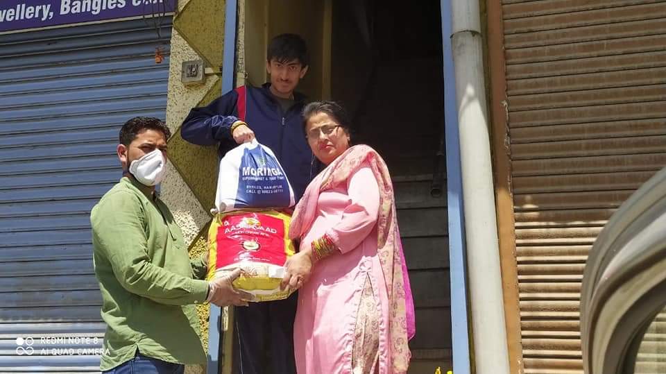MoringaCourt's tweet photo. 14/4/20:@DcHamirpur की घर द्वार वितरण योजना में @MoringaCourt इस मुहिम में आपके साथ है।अतःआप सभी प्रशासन की वेबसाइट https://t.co/PLERvi6LL9 द्वारा घर बैठे हमारी सेवाओं का लाभ उठा सकते हैं।घर पर रहें,स्वस्थ रहें।9882369700 @CMOFFICEHP #IndiaFightsCOVID19
#hamirpurfightscovid19 https://t.co/vpuB9JUpGf