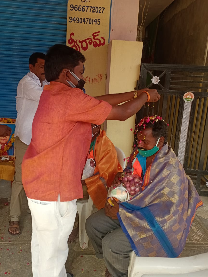 Bikshapthichary's tweet photo. కరోనా మహమ్మారిని తరిమికొట్టడం లో పాలుపంచుకుంటున్న పారిశుద్ధ  కార్మికులను సత్కరిస్తున్న మీర్పేట్ కార్పొరేటర్ బిక్షపతిచారీ @BjpAchary @TigerRajaSingh @BJP4India @bandisanjay_bjp https://t.co/F0Dob00bGa