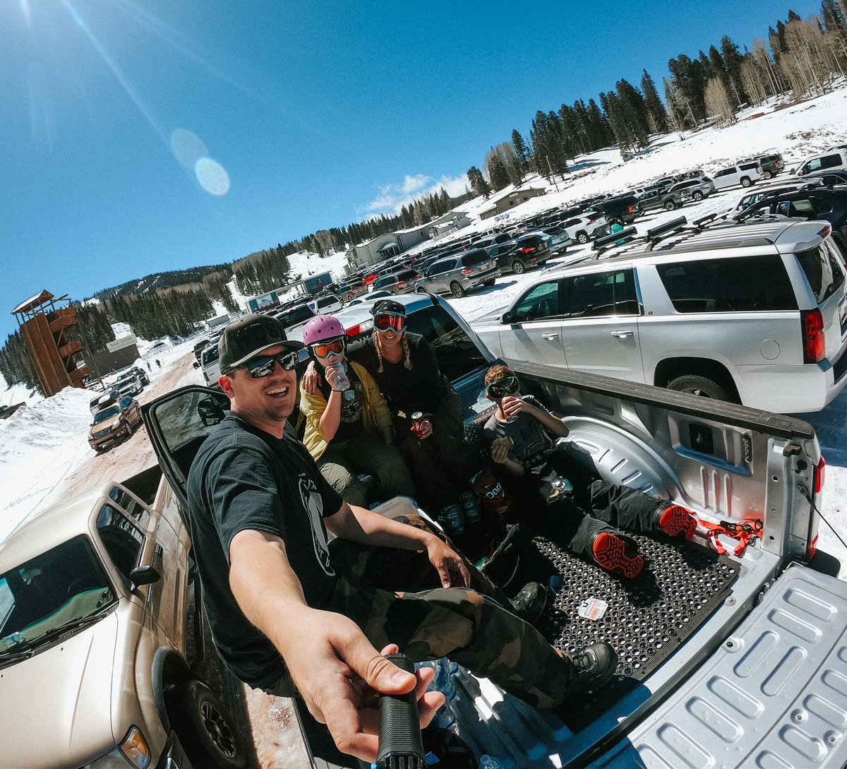 widsix's tweet photo. John and the fam got to hit the slopes at @SunriseResortAZ one last time a few weeks ago before they closed + the pandemic hit. Until next season โท๏ธ
#WIDSIX #WIDSIXintheWild #ski #northernaz https://t.co/aSHjewkOmX