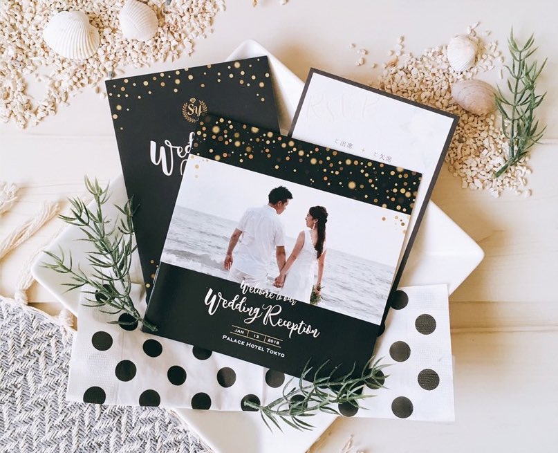 Hoshino_Rina_'s tweet image. こちらは雑誌風じゃなくてパンフレット風のプロフィールブック。新婚旅行で訪れたハワイの思い出を紹介しました〜！ 正方形の冊子も可愛いよねえ。席次は入れ込まずに別添えの二つ折りです。
〆切やばくて朝までデザイナーとファミレス作業したの懐かしいな……
#profilebook #AimerDesign