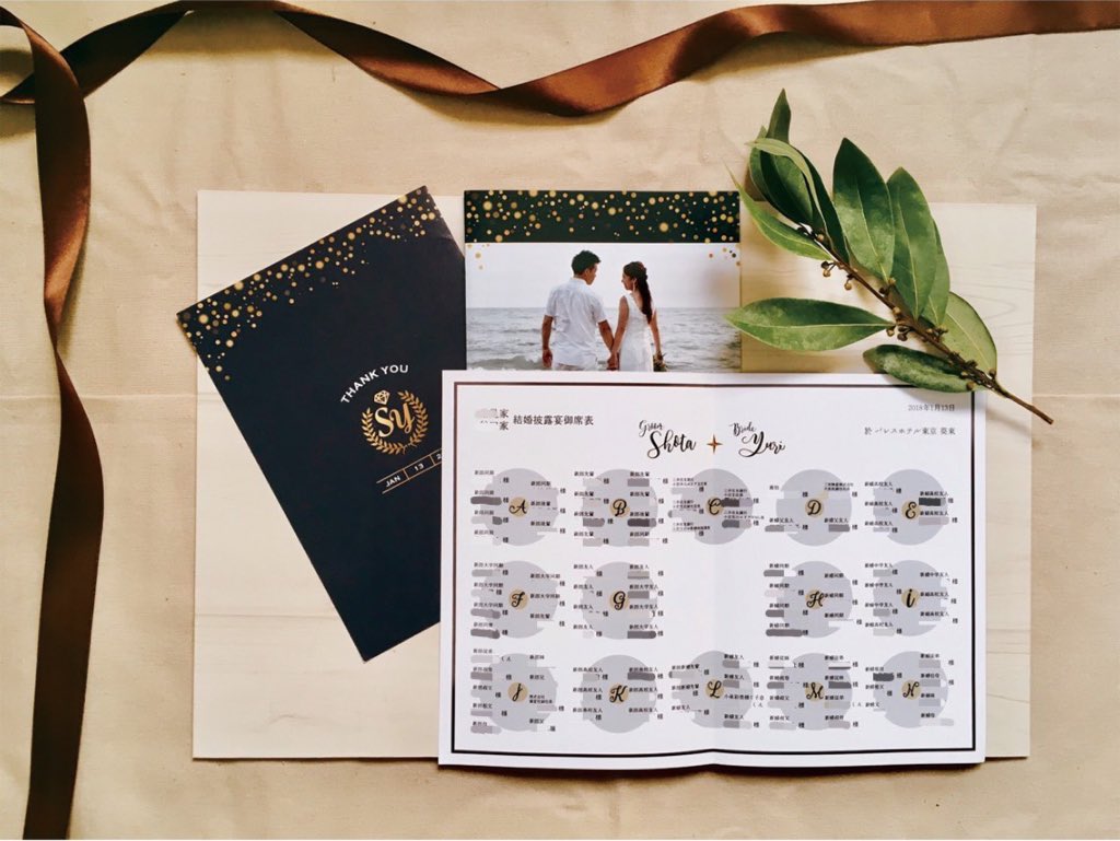 Hoshino_Rina_'s tweet image. こちらは雑誌風じゃなくてパンフレット風のプロフィールブック。新婚旅行で訪れたハワイの思い出を紹介しました〜！ 正方形の冊子も可愛いよねえ。席次は入れ込まずに別添えの二つ折りです。
〆切やばくて朝までデザイナーとファミレス作業したの懐かしいな……
#profilebook #AimerDesign