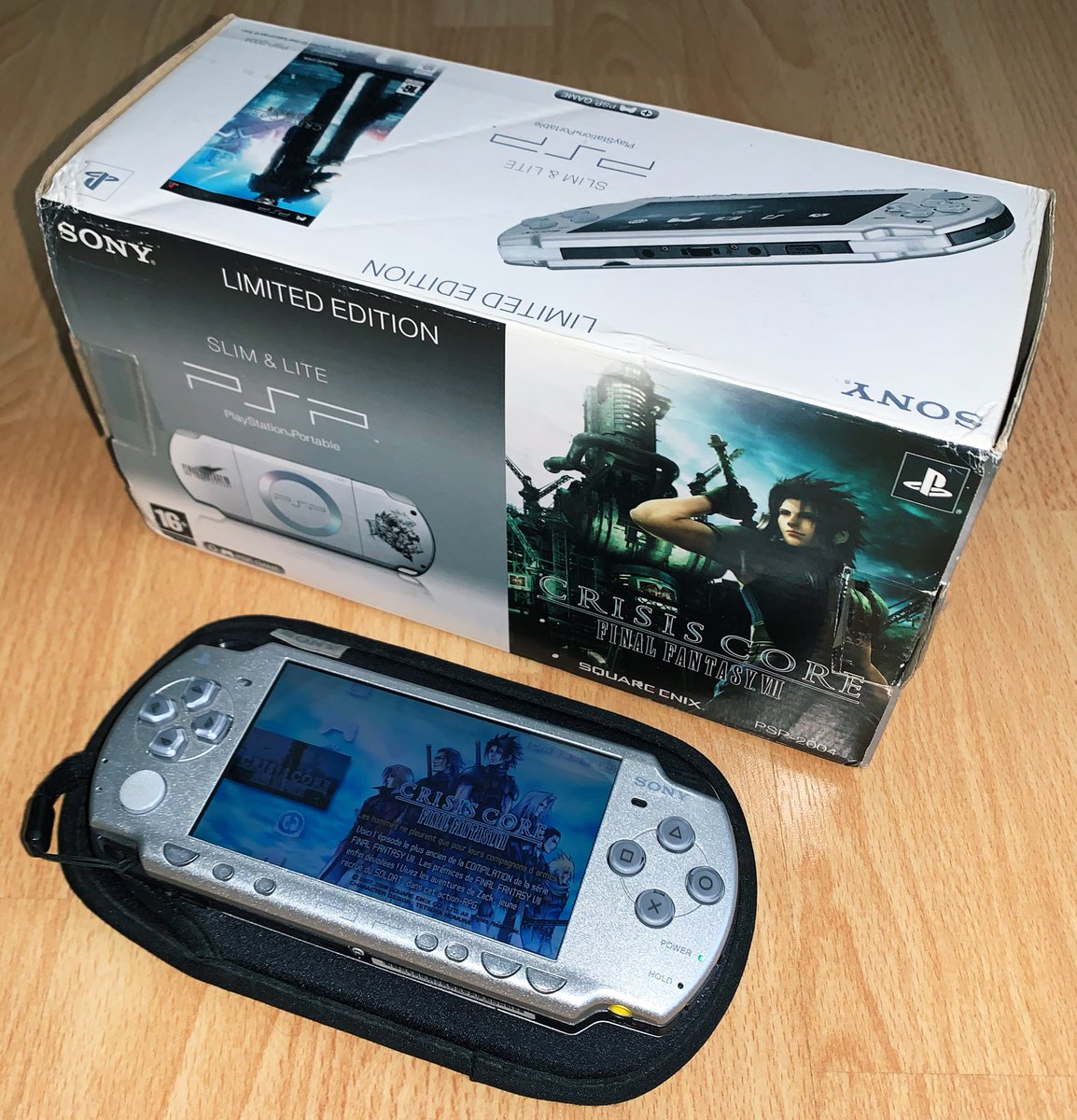 Sony PSP Slim & Lite (2008) Période  #FF7R   oblige, autant vous montrer l’autre PlayStation Portable que j’ai gardée ! Ce pack incluait le jeu Crisis Core (dont j’ai un deuxième exemplaire encore neuf scellé).J’ai toujours trouvé le dos de cette console particulièrement joli.