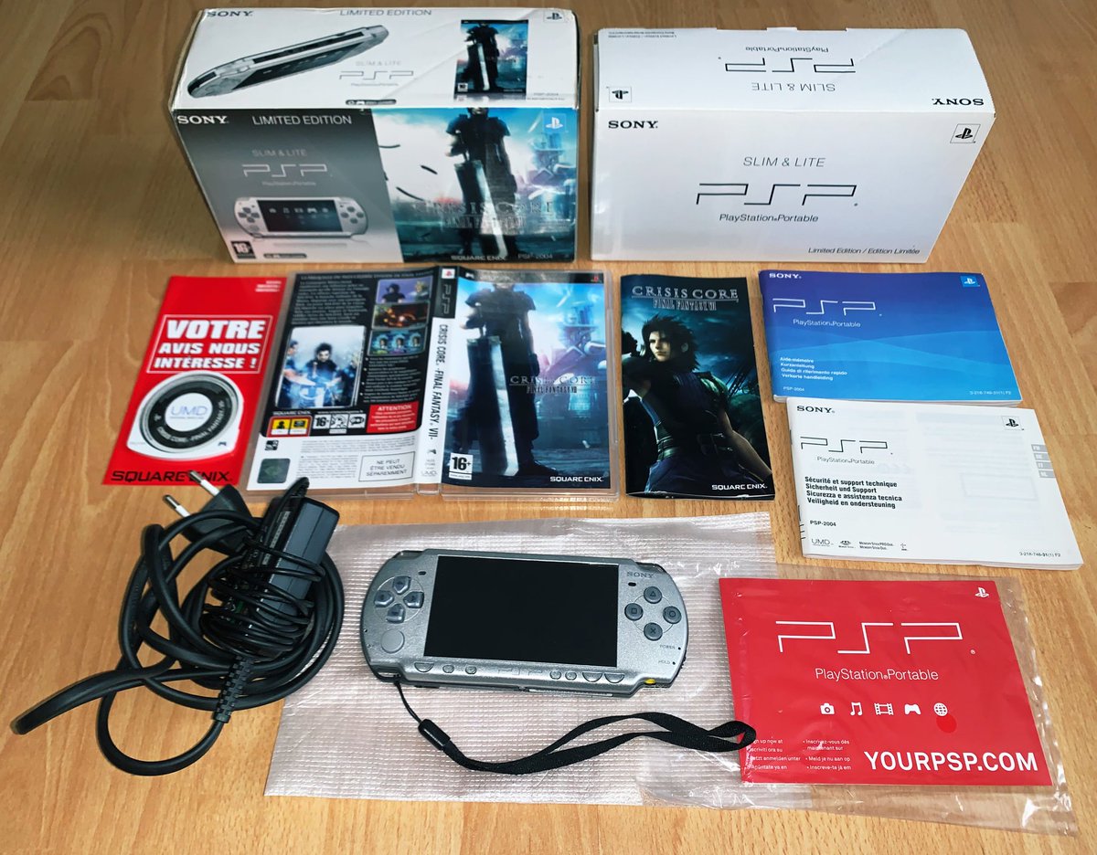 Sony PSP Slim & Lite (2008) Période  #FF7R   oblige, autant vous montrer l’autre PlayStation Portable que j’ai gardée ! Ce pack incluait le jeu Crisis Core (dont j’ai un deuxième exemplaire encore neuf scellé).J’ai toujours trouvé le dos de cette console particulièrement joli.