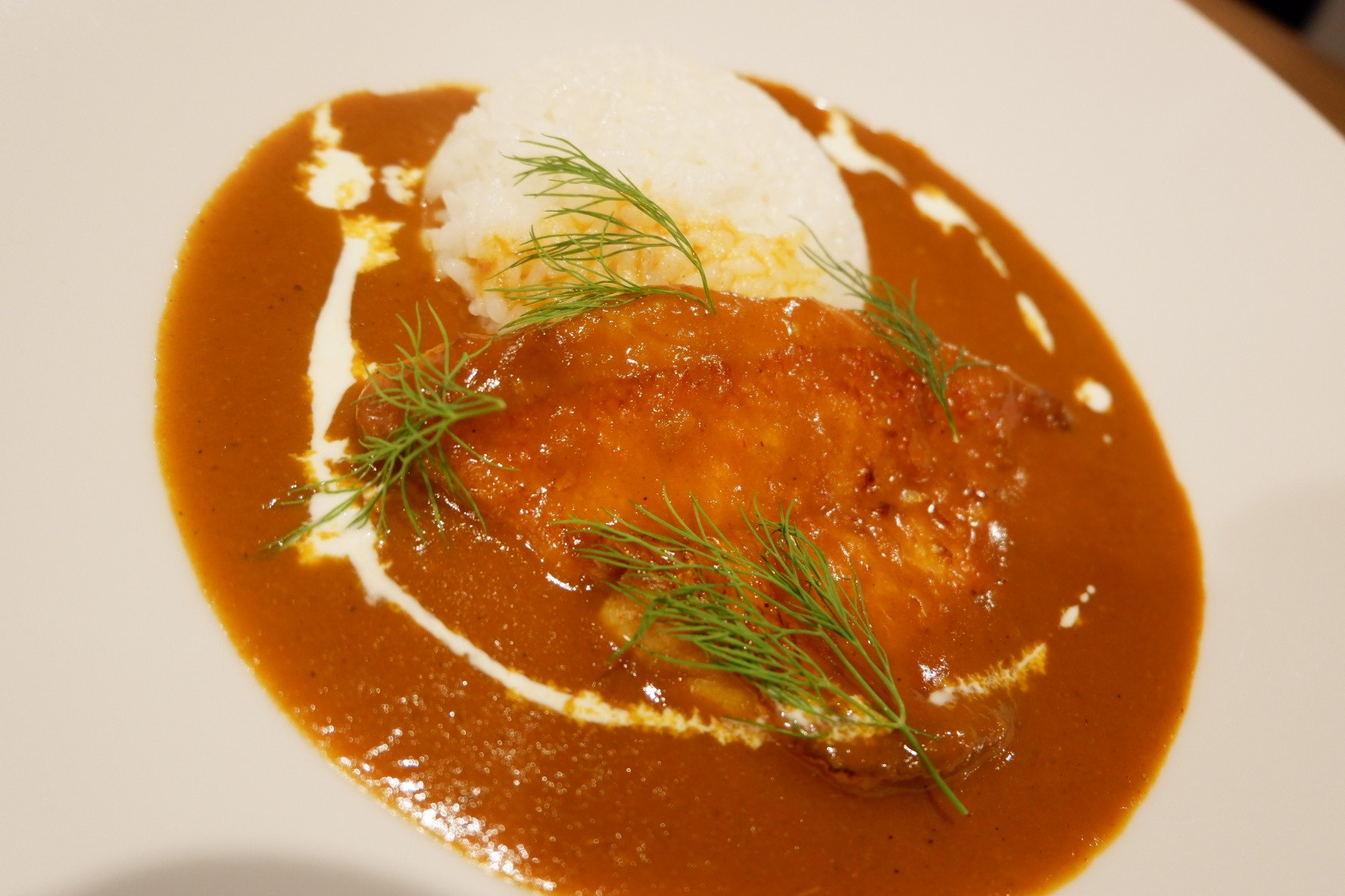 フランス料理ロドゥラ フォンドオマール スープドポワソンをベースにルウ サフラン パプリカ トマト ライムなどを合わせてシーフードカレーの完成です 海老が良いものがなかったので具材は金目鯛で ルウでしっかり濃度が出たので白米を合わせました