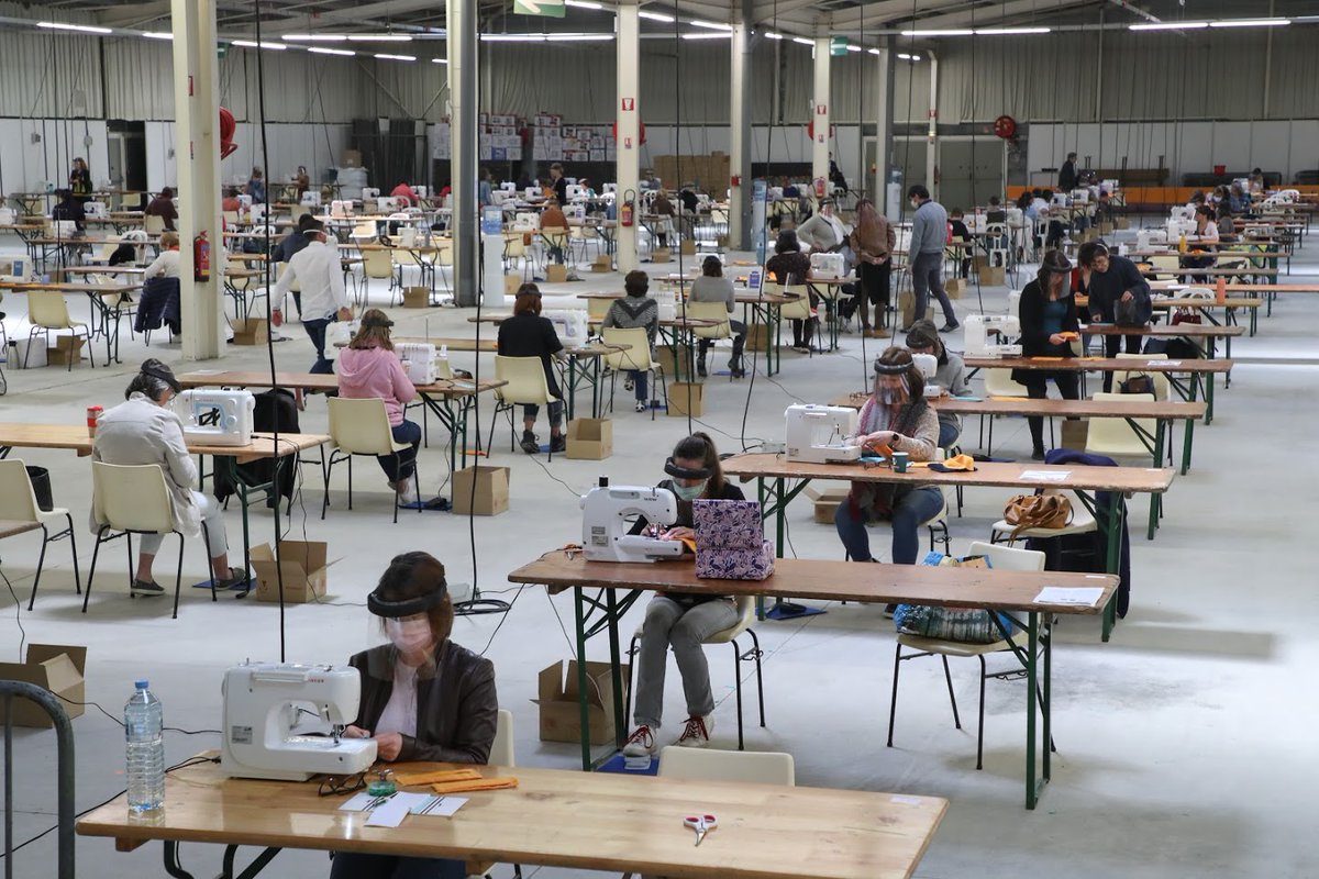 [#COVID19fr] La fabrication des 800 000 masques commandés pour <a href="/Bordeaux/">Bordeaux</a> et <a href="/BxMetro/">Bordeaux Métropole</a> a commencé ce matin. La chaîne de production a été installée par deux entrepreneurs girondins dans le parc des expositions de la Teste. 
🙏Un grand merci aux énergies locales mobilisées !
