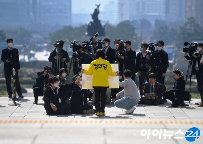wilson_the_vol's tweet photo. 그냥 나는 심상정의 이 순간을 평생 잊을 수가 없을 것 같다고

#SUPPRESS_NTHROOM https://t.co/D1cdhYLcfQ