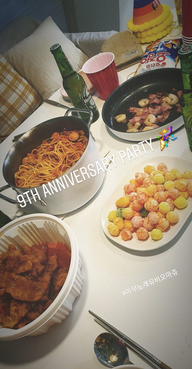 Zico_Square's tweet photo. 블락비 없는 블락비 9주년 파뤼 🎉🎂
아무노래 뮤비 따라하기 🤭

이번 9주년은 왠지 더 축하하고 싶넹 😆
10년차 한 해도 화이팅하자 💖
블락비짱짱👍

#9YearsWithBlockB
#9년동안_빛이_되어준_블락비

#ZICO #지코 #우지호 #아무노래
#소품준비세젤잼 https://t.co/aRMu1oWcbB