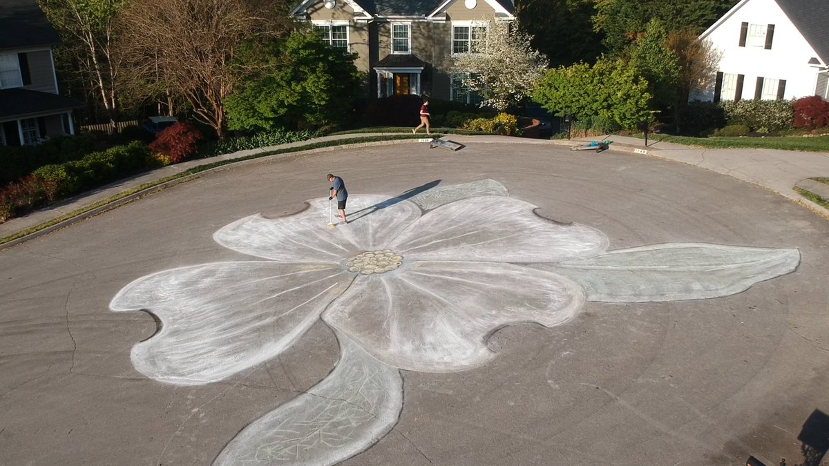 Did you know that many of our staff members are artists themselves? @UTDTGallery Manager Mike Berry and his neighbors got together to chalk a massive dogwood flower this weekend! 🧡🌸