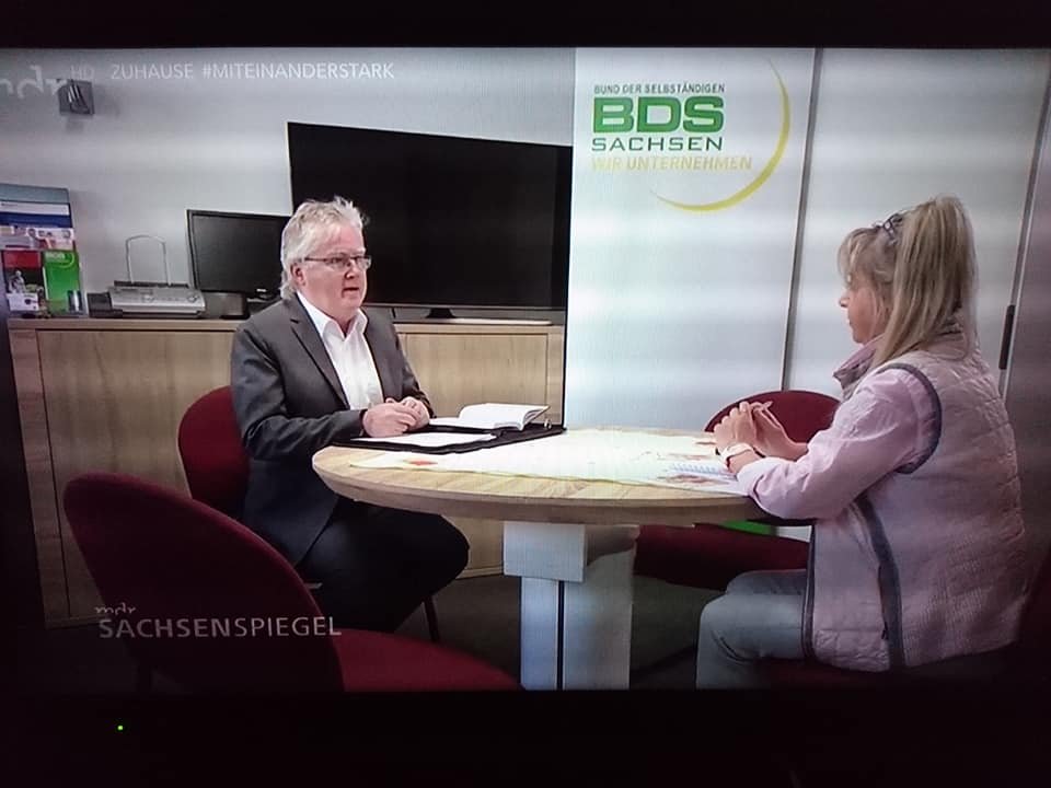 KyaniDD's tweet photo. #Corona-bedingte Ausfälle verzeichnen insbesondere Künstler. Petra Hoffmann ( https://t.co/oC6V1pLEx2 ) berichtet Frank Bösemöller, Präs. #BDS Sachsen, im #MDR-Interview sogar von Absagen von Veranstaltungen per SMS und fordert Respekt und Solidarität https://t.co/HJnoYBO9NW https://t.co/Lq8lTeEMVL