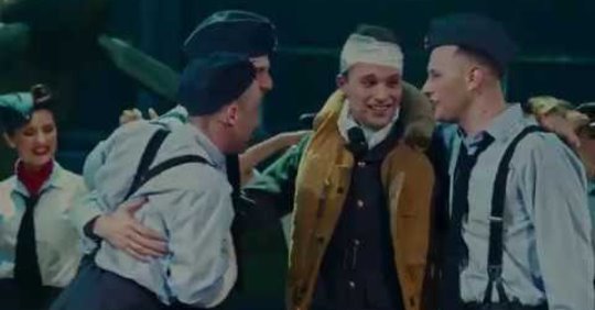 kulturalnawawa's tweet photo. 🎭 Teraz możecie nie tylko posłuchać, ale też zobaczyć całą scenę z piosenką „Pan Hurricane” z #musicalu „Piloci” – dokładnie tak, jak wyglądała w #spektaklu w @TeatrROMA 🙂 ➡️ https://t.co/TKXQepw8LC
#zostańwdomu z kulturą https://t.co/13LO3Vllj2