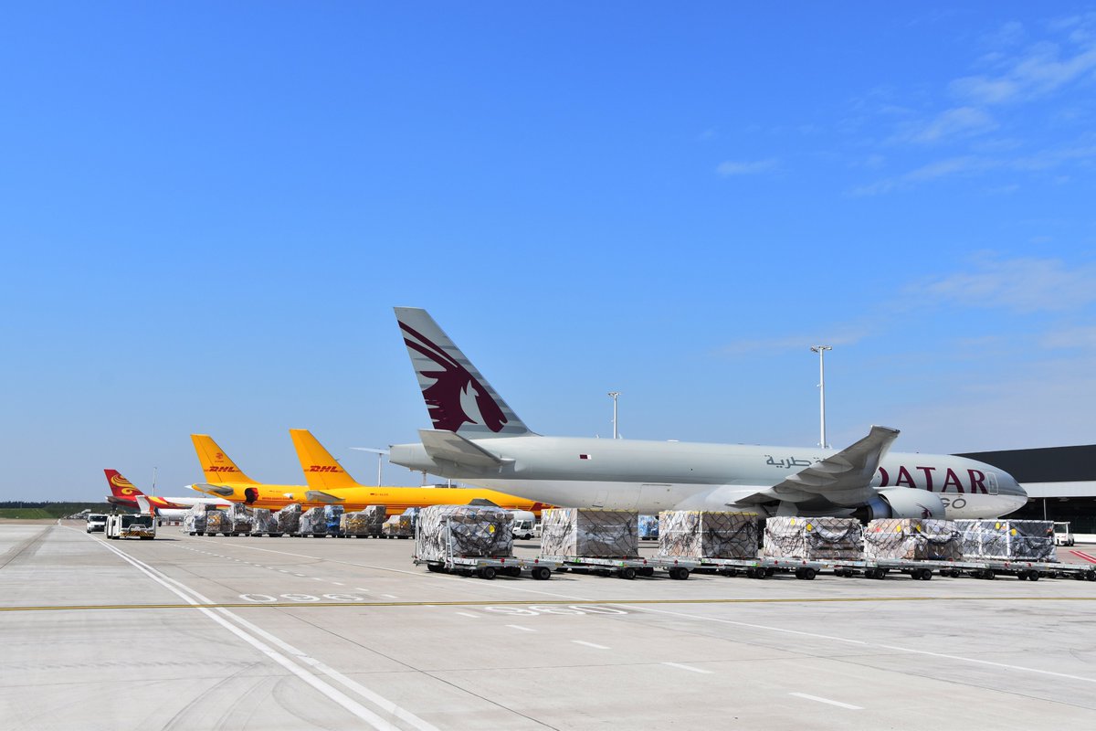 BrusselsAirport's tweet photo. Inspiring, impressive, amazing &amp; other superlatives to describe all those people at #brucargo working hard, for the economy &amp; health care services all over the world, for all of us. #wearebrusselsairport #weareaviaton - Check out our cargo picture album ➡ https://t.co/Z8PiaYNXzc https://t.co/V4a12Lg3ZI