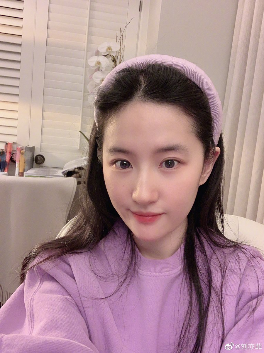 wxjicc's tweet photo. 今天看到这张自拍时想到了紫藤萝
#刘亦菲 #花木兰 https://t.co/po9iy1ao5K