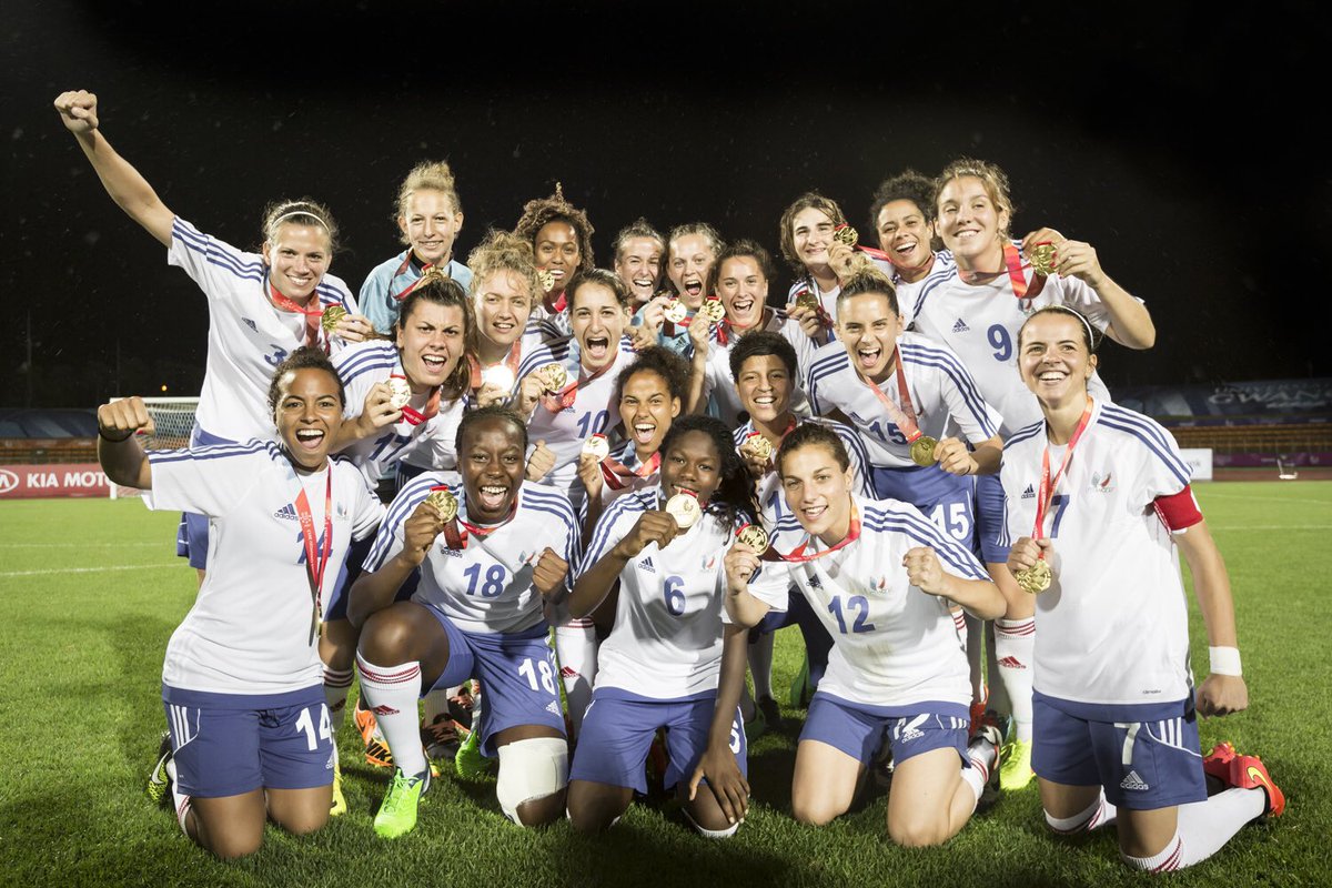 FFSportU's tweet photo. En ces temps de #confinement, retour sur des moments historiques du sport universitaire français 🇫🇷
👇
12 juillet 2015, Gwangju (Corée) : l’équipe de France Universitaire féminine triomphe aux #Universiades en battant la Russie 2-0 en finale. Des filles en or !🥇⚽️
#FlashbackFFSU https://t.co/IRC3BoXyDs