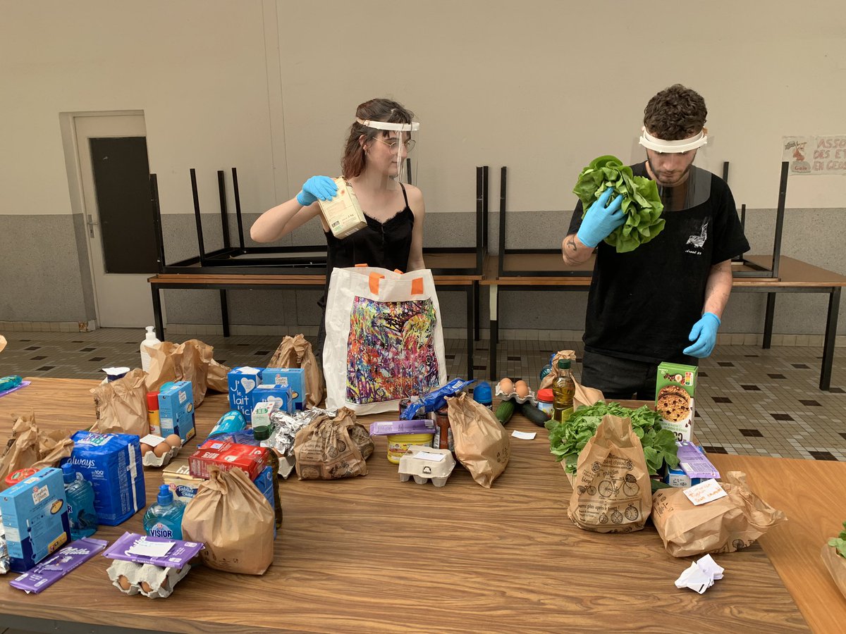 Merci à l’@UBO_OpenFactory  pour ces masques de protection qui permettent à l’<a href="/Agorae_Brest/">AGORAé Brest</a> de continuer la distribution de paniers de première nécessité  aux étudiants brestois pendant cette période de #crisesanitaire ! 
cc <a href="/fedebzh/">Fédé B</a> <a href="/UBO_UnivBrest/">UBO - Univ. Brest</a>