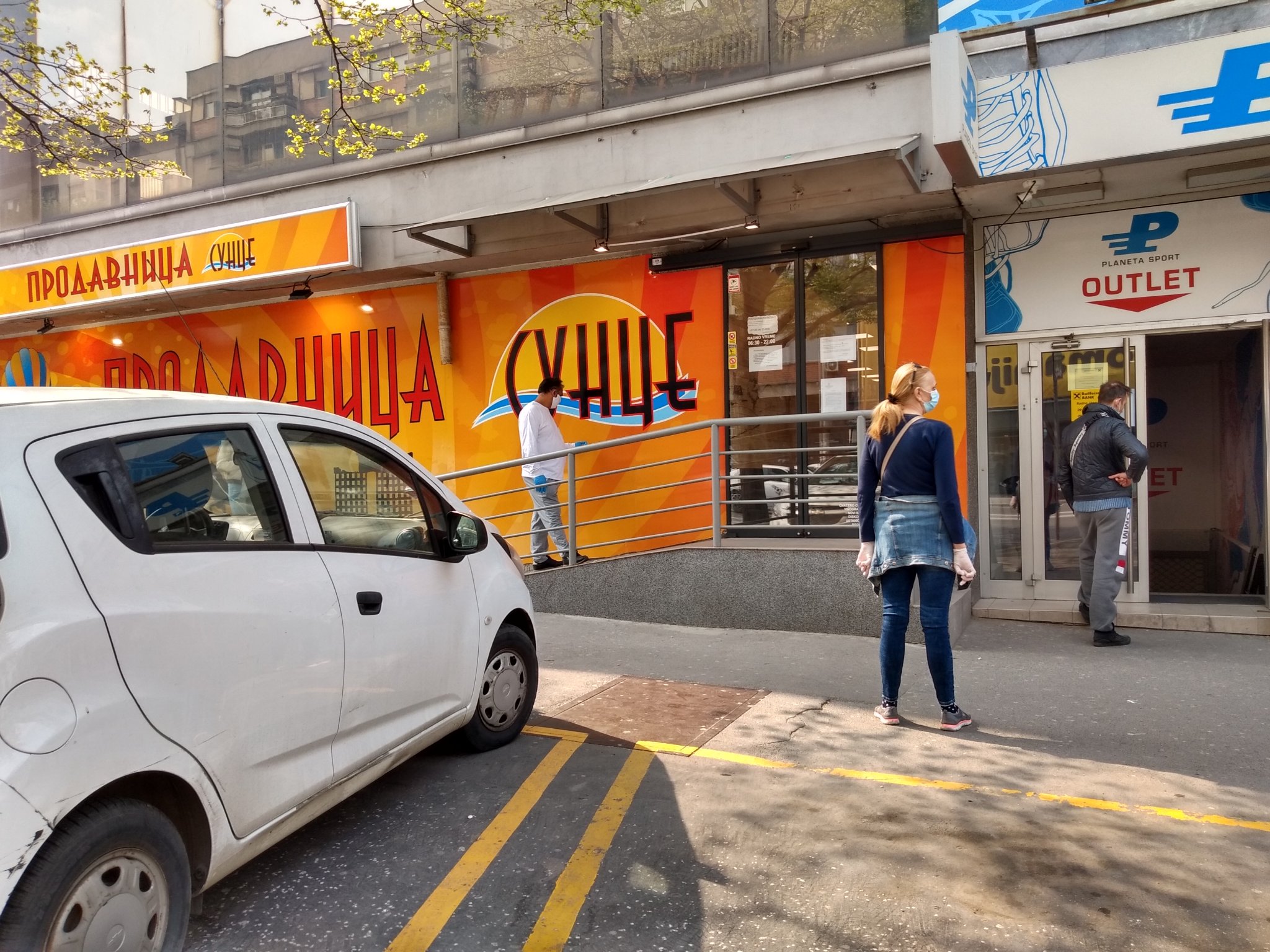 Slavica Zivkovic On Twitter Red Je Levo Ljudi Drze Rastojanje Ustanicka 64a Bivsa Qvattro Company Prodavnica Koja Je Bila Iza Robnekuce Dusanovac Pravo Je Red Za Outlet Planeta Patike A Desno Za