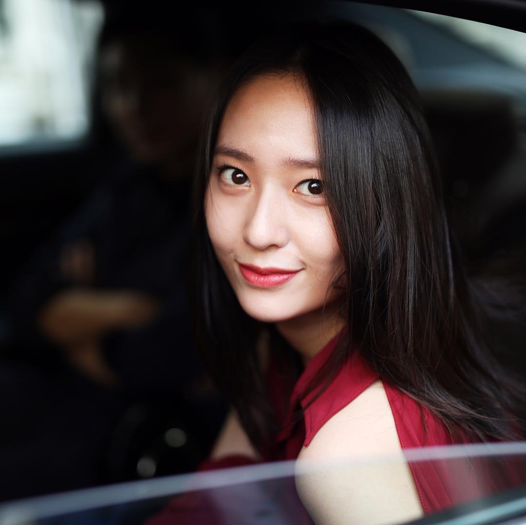 Jhrystal's tweet photo. Some think she is as untouchable as wind while she is just as light as feather. Thinking she is as unpredictable as tomorrow when they can simply make her day instead of unstoppingly wondering what she will be next. Thinking they can do it all alone when she is there to talk out. https://t.co/PZE2QqWLZg