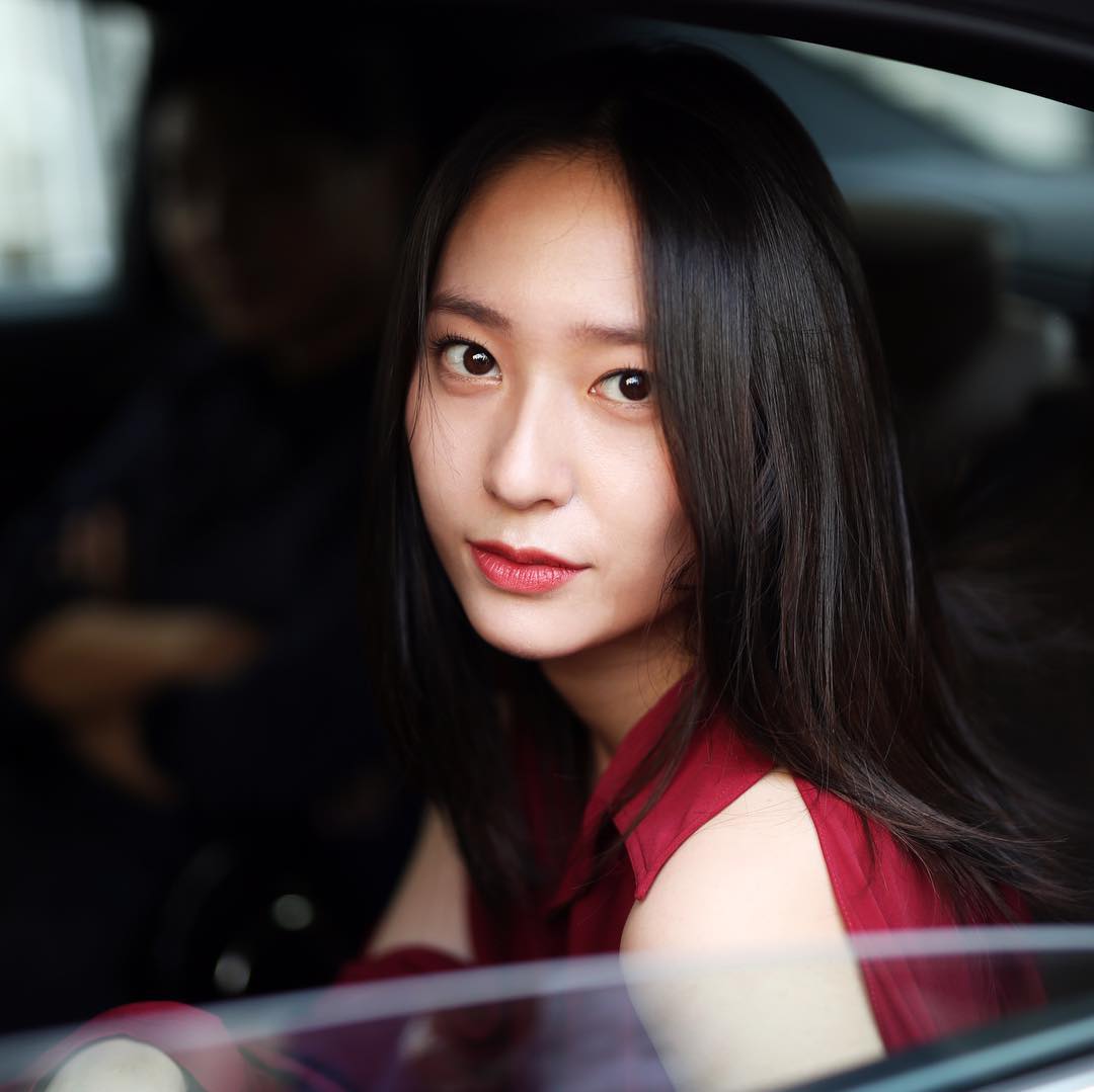 Jhrystal's tweet photo. Some think she is as untouchable as wind while she is just as light as feather. Thinking she is as unpredictable as tomorrow when they can simply make her day instead of unstoppingly wondering what she will be next. Thinking they can do it all alone when she is there to talk out. https://t.co/PZE2QqWLZg