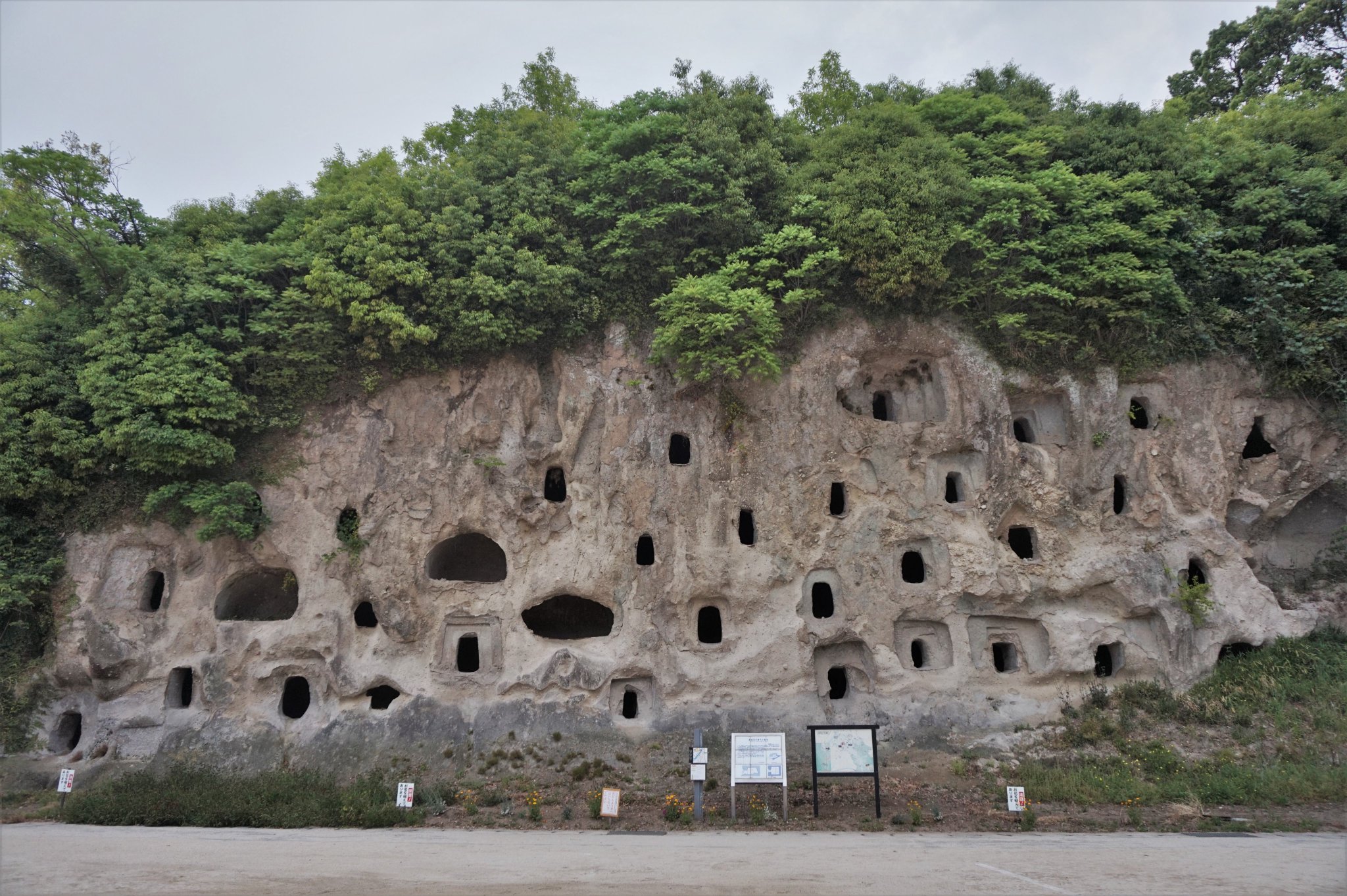 【断捨離】悲しみの古えの墳墓 ４枚 蝦夷の墳墓か、九州初確認 強制移住「防人」可能性も｜静岡新聞