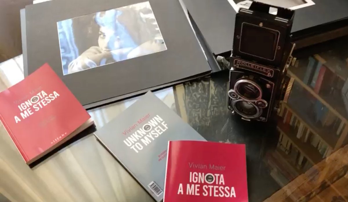Chi era Vivian Maier, una bambinaia? Una fotografa?
Fondamentalmente una sconosciuta che ha osservato il mondo attraverso la sua Rolleiflex fino a quando John Maloof, entrato casualmente in possesso di migliaia di negativi, non ha mostrato al mondo le sue foto.