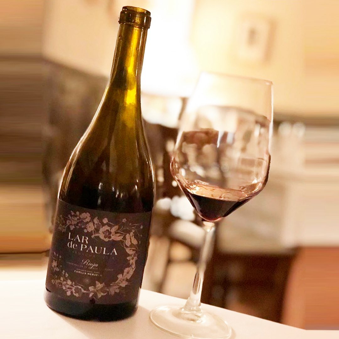 Durante estos días trabajamos, comemos, hacemos deporte, limpiamos, somos cocineros, en algunos casos profesores... y todo eso en casa. La realidad nos obliga, pero si al final del día consigues relajarte con una copa de #LardePaula, todo toma otro color... #quedateencasa