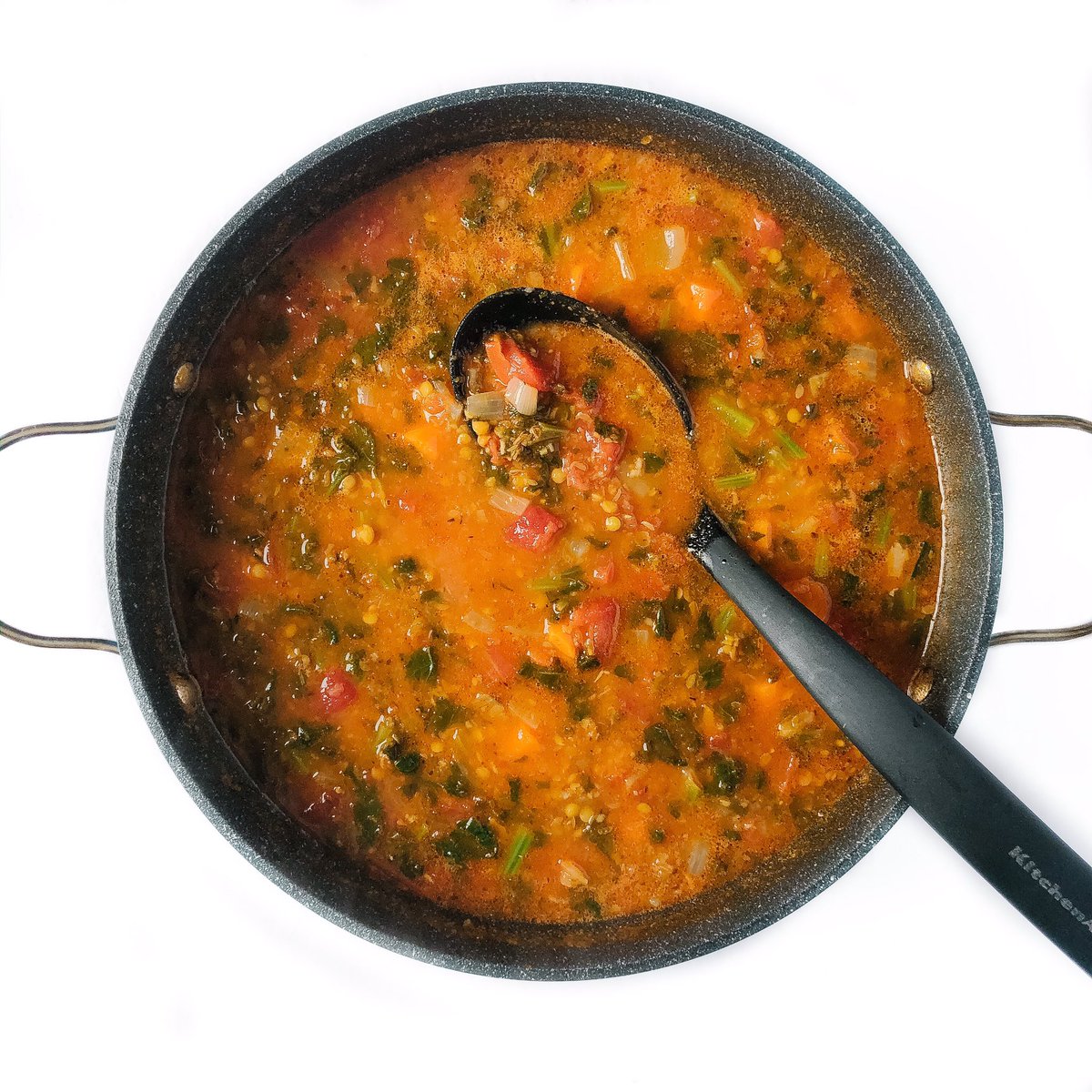 realgoodeatsca's tweet photo. Because apparently it’s still soup season 🥶❄️. Give this 𝐁𝐞𝐬𝐭 𝐋𝐞𝐧𝐭𝐢𝐥 𝐒𝐨𝐮𝐩 𝐫𝐞𝐜𝐢𝐩𝐞 a try from @cookieandkate. It also doubles as a great pantry meal if you’re running low on fresh produce 👍👌⁣

https://t.co/sjsCikbjU7

#soup #recipe #dietitian #pantrymeal https://t.co/1JiLMyUksR