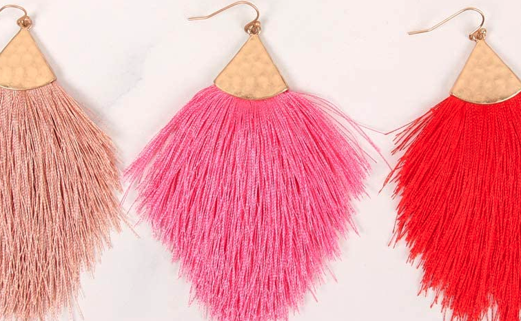 ShowMeMyStyle's tweet photo. THE best dangly earrings for your next video chat: https://t.co/JfJiWfnzQt #dangly #zoomcall #earrings https://t.co/5ZFrmoWe64