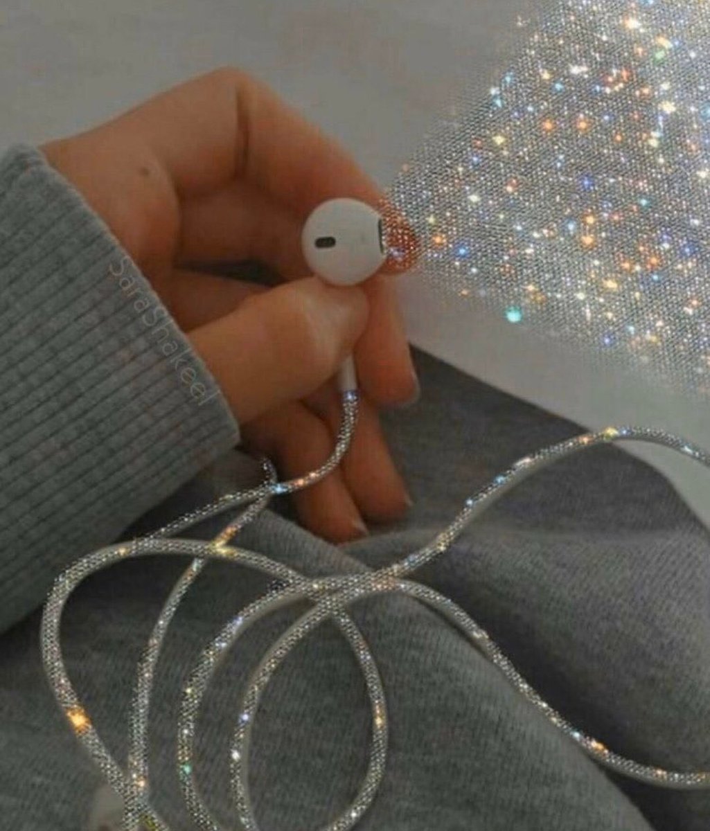 swiftobsession_'s tweet image. Which Taylor song is this? 🤔🤔