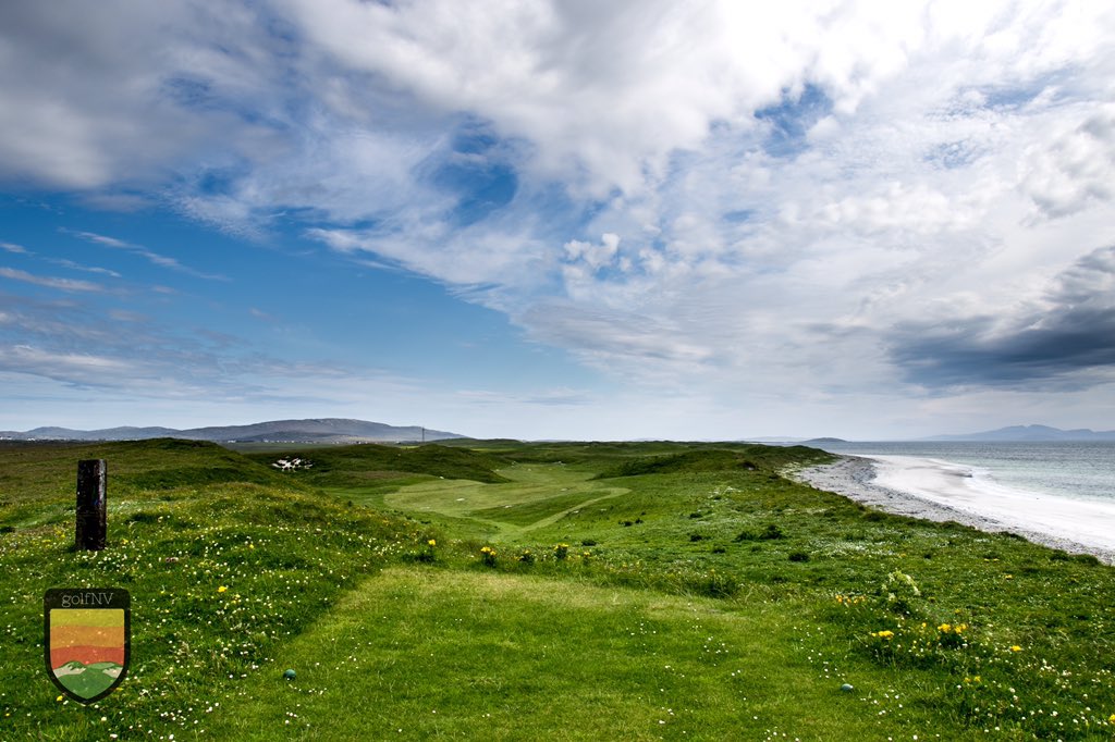 #lockdowngolf continues. Time to enjoy yet more stunning #golfviews from the Outer Hebrides. Next up 7th hole @AskernishGolf. Please #StaySafeStayHome and add this course to your #golfbucketlist for when it’s safe to get back on the #links #scottishgolf #adventuresingolf #Golf