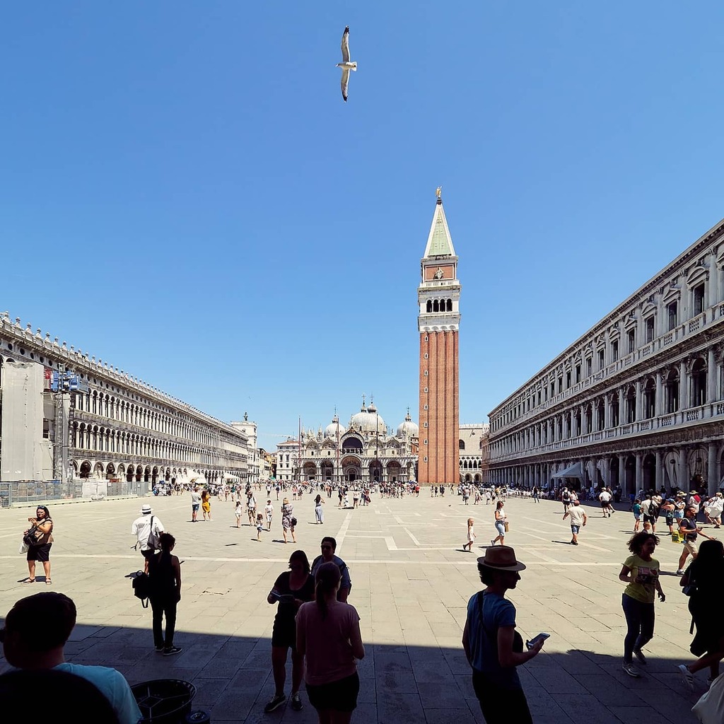 Venetsia, Italia, 2019. Piazza San Marco ja muutenkin koko Venetsia on huikea arkkitehtoninen tykitys toinen toistaan hienompia palatseja ja villoja. Tätä aukiota reunusti upeat symmetriset rakennukset ja toisessa päässä ehkäpä koristeellisin kirkko, jon… instagr.am/p/B_AxlYaBtIG/