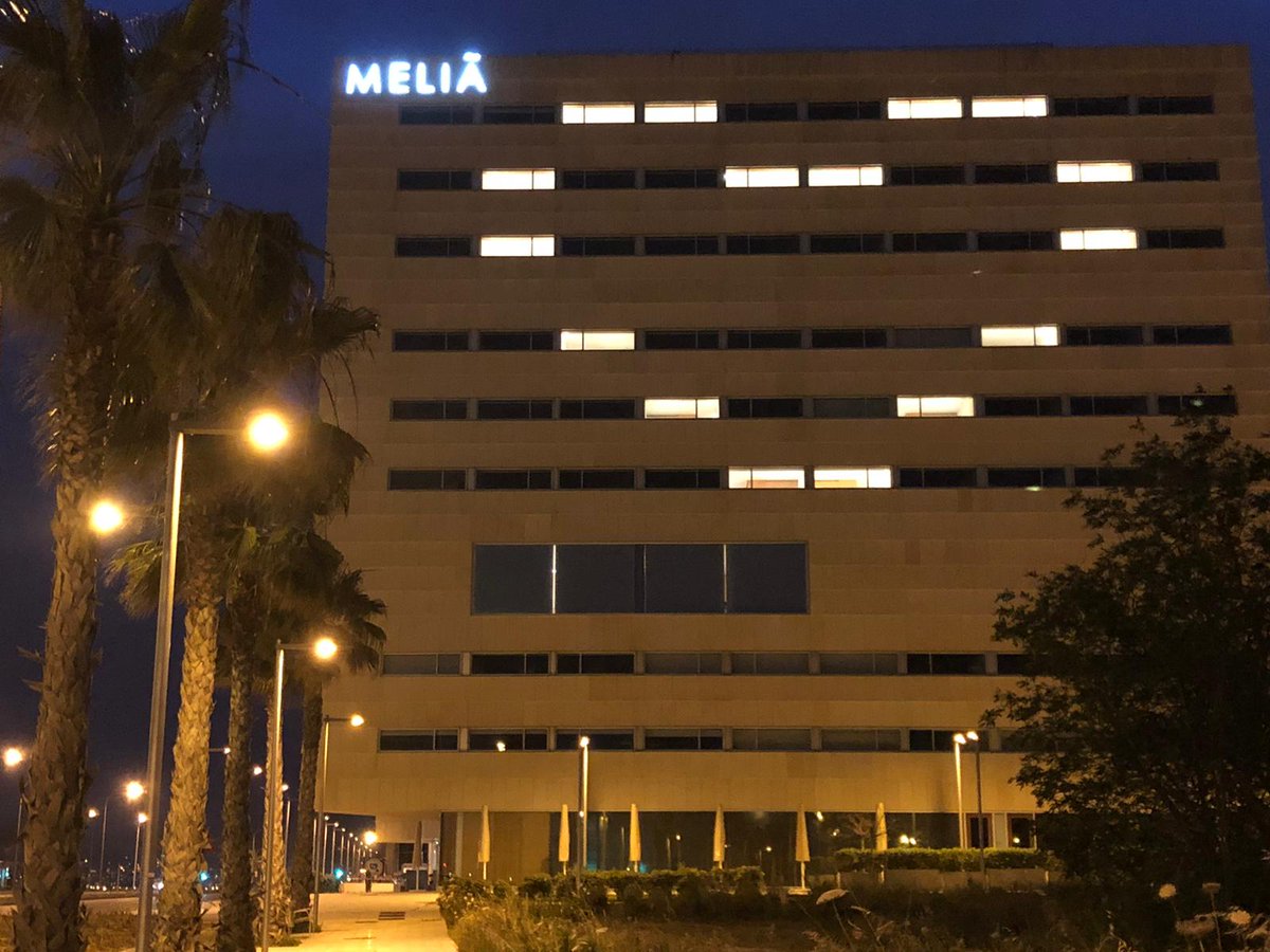 Un enorme corazón en la fachada del @MeliáPalmaBay,  convertido en hospital provisional, muestra el cariño de la ciudad de Palma por todos los profesionales sanitarios y de otros cuerpos, que luchan en 1ª linea contra el COVID-19