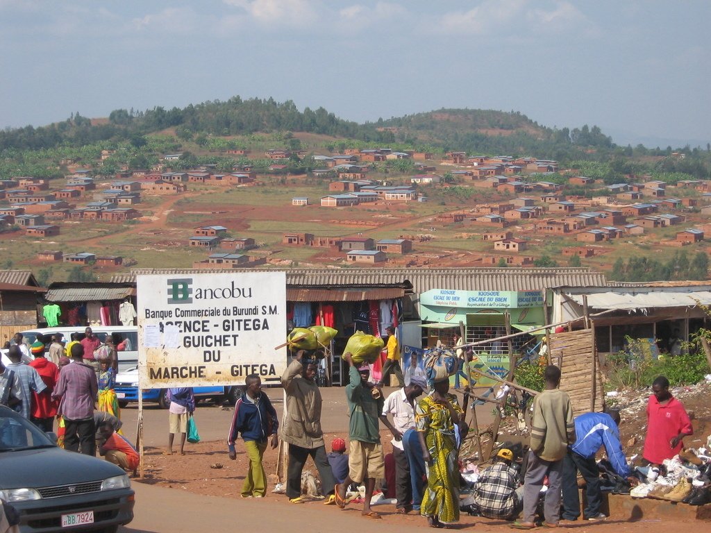 3)"Los que no somos".Pero los burundeses sí son.País de campesinos: el 80% de la población todavía trabaja la tierra. Gente cálida y leal.Durante mucho tiempo, su capital fue Bujumbura.Pero desde el año pasado, fue trasladadada a Gitega, como era en la época del Reino...