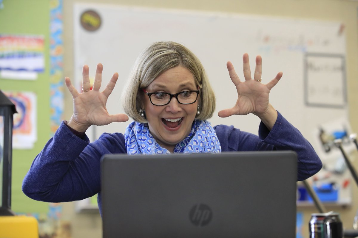 NBCNews's tweet photo. Joanne Collins Brock, a 2nd grade teacher, teaches online in her empty classroom on in Goshen, Kentucky. 

Brock has been teaching daily online to her students because of the closure of schools due to the coronavirus pandemic.

(📷: Andy Lyons/Getty) https://t.co/7r3k9Mwrb9