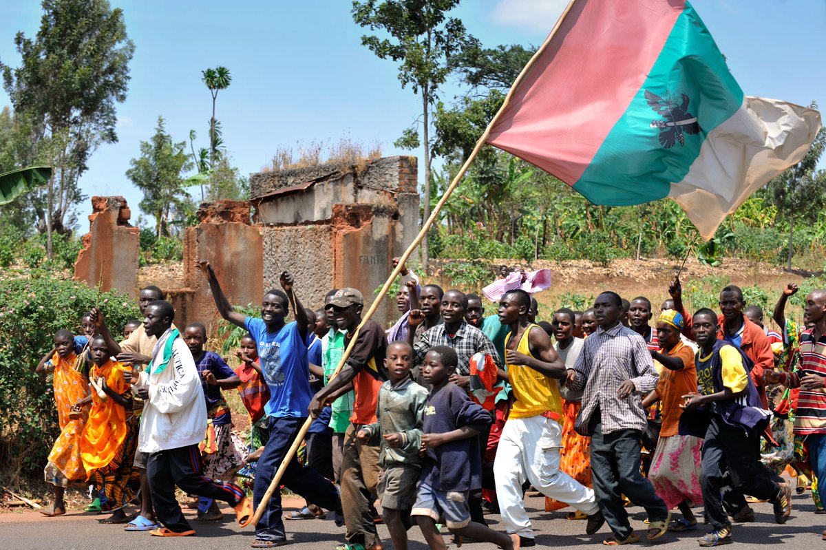 14) En Bujumbura, un día, vi a cientos de jóvenes corriendo por la calle y lanzando gritos militares.Pregunté quiénes eran."Es la juventud política del CNDD-FDD, el partido político que está en el poder (hutu)".O sea: militar es estar preparado para el combate. Así se vive.