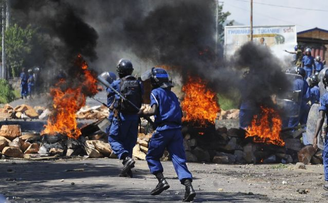 13) En Burundi, en cambio, se vienen matando desde hace años, pero no se cuentan en millones, "apenas" en miles.200.000 en 1972, 25.000 en 1993. No pasa nada...si son africanos.No existe una película llamada "Hotel Burundi", ¿A quién le interesa lo que pasa allí?