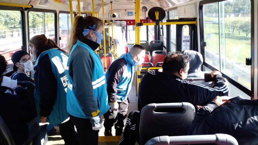 SeguridadBA's tweet photo. Los #AgentesDePrevenciónBA verifican que las personas que viajan en transporte público cuenten con permiso de circulación y tapaboca para que todos cumplamos con la reglamentación vigente en la Ciudad. #CuidarteEsCuidarnos https://t.co/Kfpsm4RAaF