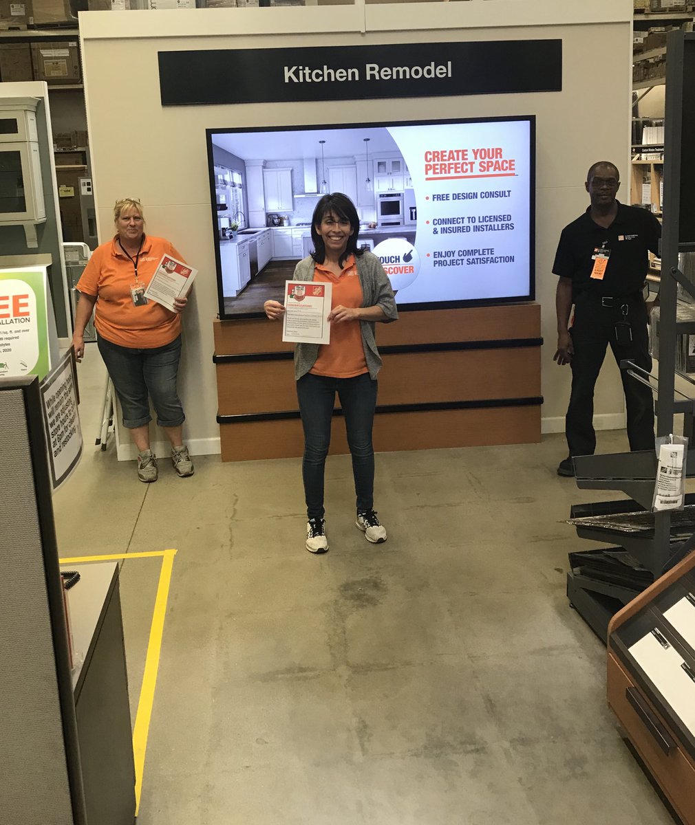 Thd_0402's tweet photo. Great job Christina &amp; Rosie getting recognition from our District Manager for taking care of our online customers. Thank you for everything you do! ⁦@rebekahbunn5⁩ ⁦@DHRM_mjackson⁩ #D287WeAreTheBar https://t.co/rRKnvz972c