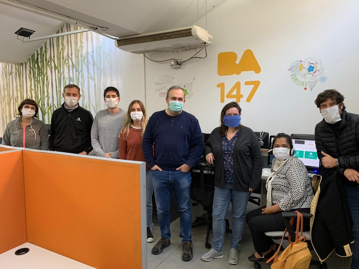 edumacchiavelli's tweet photo. Hoy también pasamos a saludar y a agradecer a los voluntarios del call center de #MayoresCuidados que brindan apoyo y contención a los adultos mayores que lo necesitan. ¡Gracias a todos por el gran trabajo que hacen! 
#CuidarteEsCuidarnos https://t.co/kJUzblolq0
