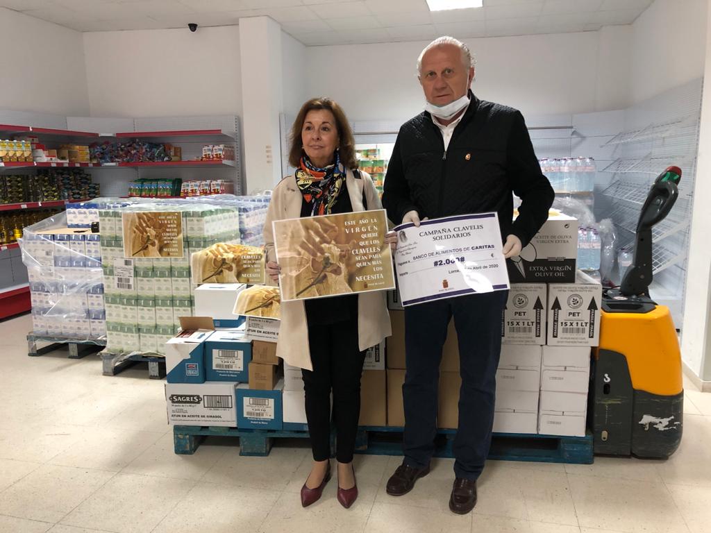Hoy entregamos a <a href="/caritaslorca/">caritas lorca</a> un donativo de alimentos y 2000€ para ayudar a las familias que peor lo están pasando en esta crisis. Y nuestro <a href="/corodamas/">Coro de Damas Virgen de la Amargura</a> ya ha encargado el segundo lote de 1000 mascarillas gracias a vuestros #ClavelesSolidarios🌺 ¡GRACIAS!❤️
#SomosBlancos