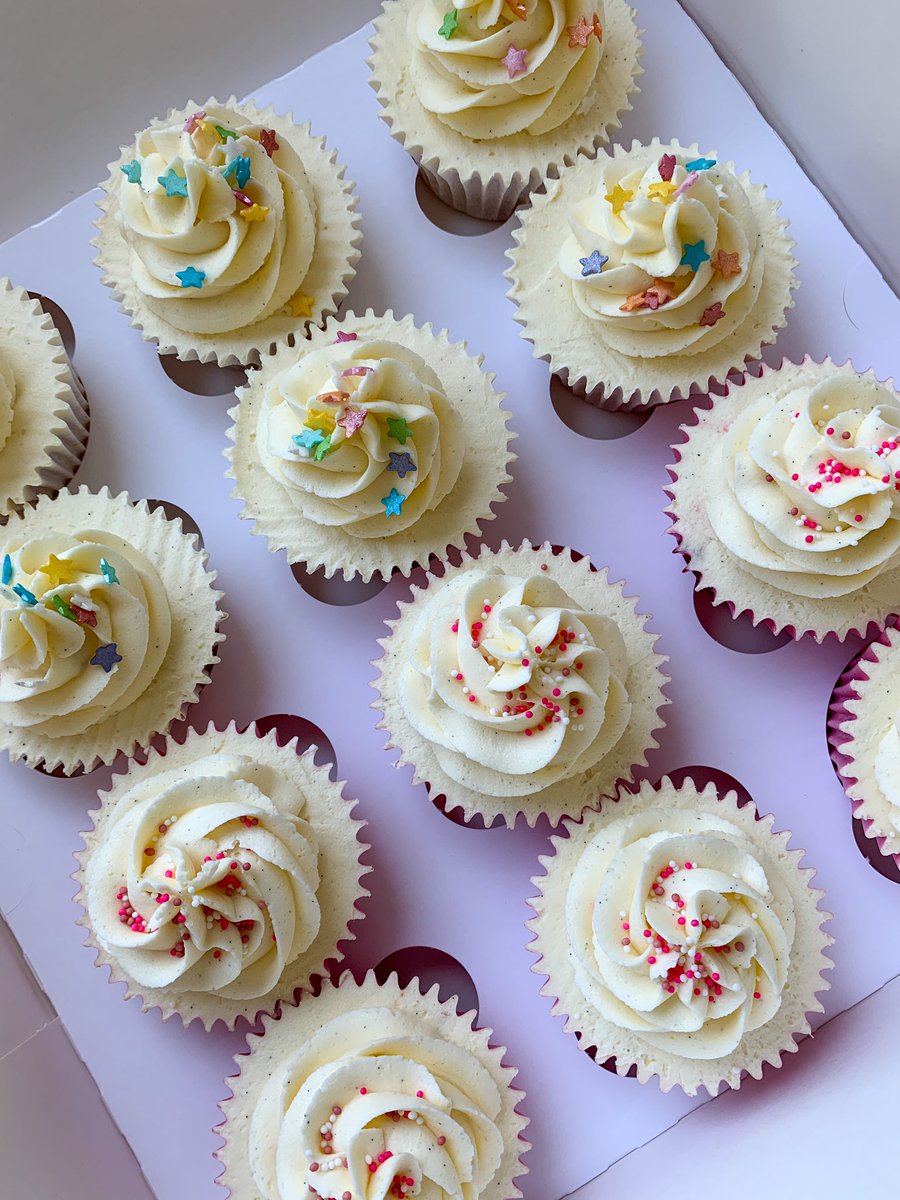 What would you choose...? Lemon with white chocolate buttercream or vanilla filled with raspberry jam &amp; vanilla buttercream? 

These little pretties have just winged their way over to <a href="/ValpyStreet/">Valpy Street Bar & Bistro</a> for customers celebrating a birthday or special day! 🥳 

#rdguk #supportlocal