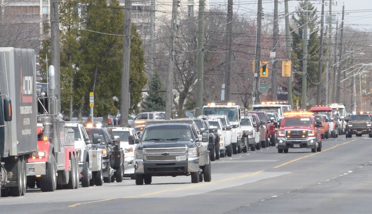 ACollinsPhoto's tweet photo. Over 100 tow operators from Hamilton,Halton &amp; Niagara came together to support the family of Peter Szymczak. Peter was killed on April 6 when he was struck by a vehicle that fell off his tow truck. He is being remembered as a hard-working man &amp; provider for his 3 children #HamOnt https://t.co/VVypGqOTXt