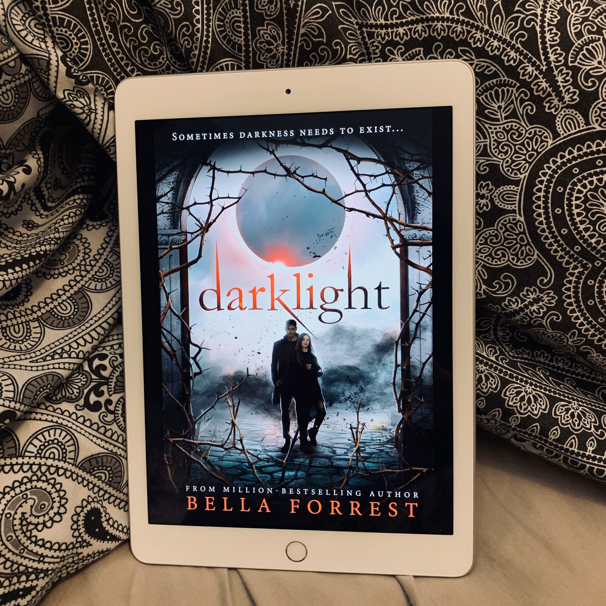 Little_Dhampirx's tweet image. Has anyone read this yet? It’s my first time to read on my iPad I’m so used to books I don’t know how I feel about it on this 😂 #DarkLight #BellaForrest