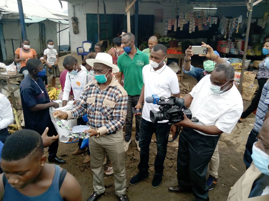 MFoutsou's tweet photo. In the South Region, the Senior Divisional Officer of FAKO met with the inhabitants of #Limbe. He was accompanied by MINJEC collaborators  deployed to the neighbourhoods to distribute protective equipments to the population, and raise awareness on the prevention against #COVID19. https://t.co/erCB7pMB41